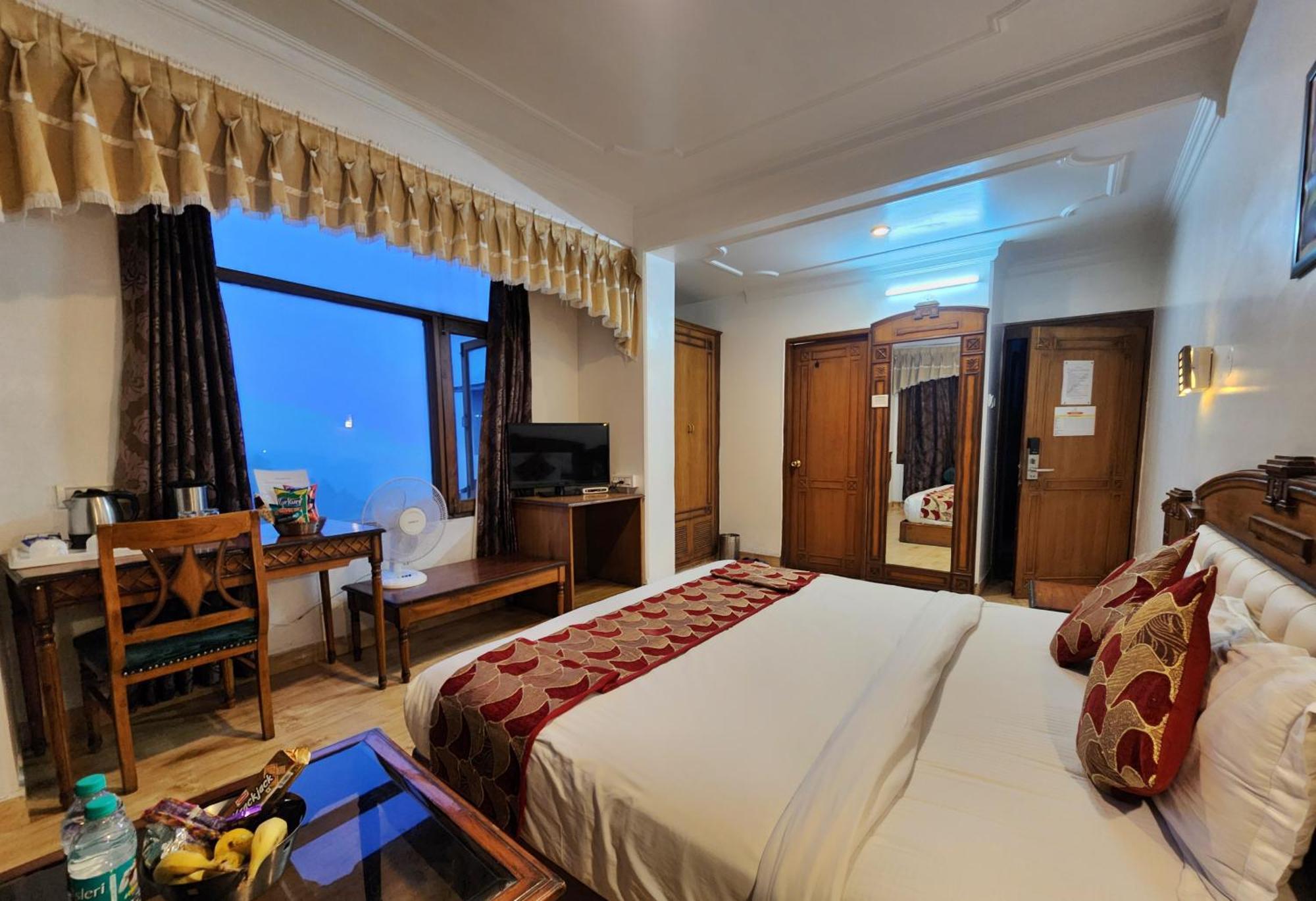 Hotel Surya シムラー エクステリア 写真