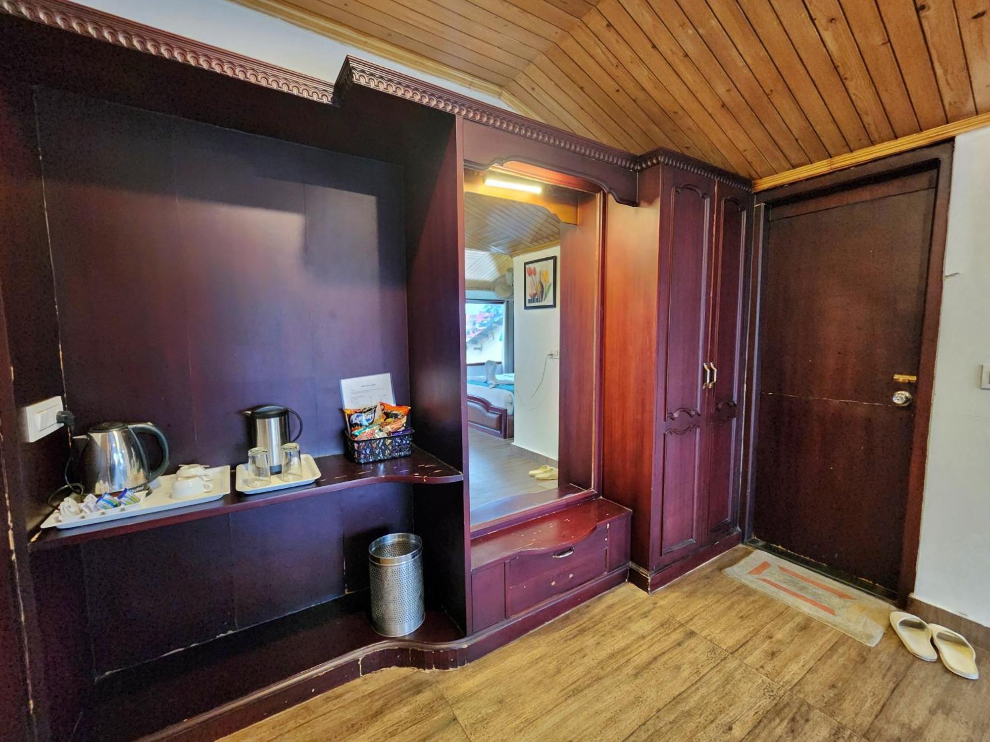 Hotel Surya シムラー エクステリア 写真