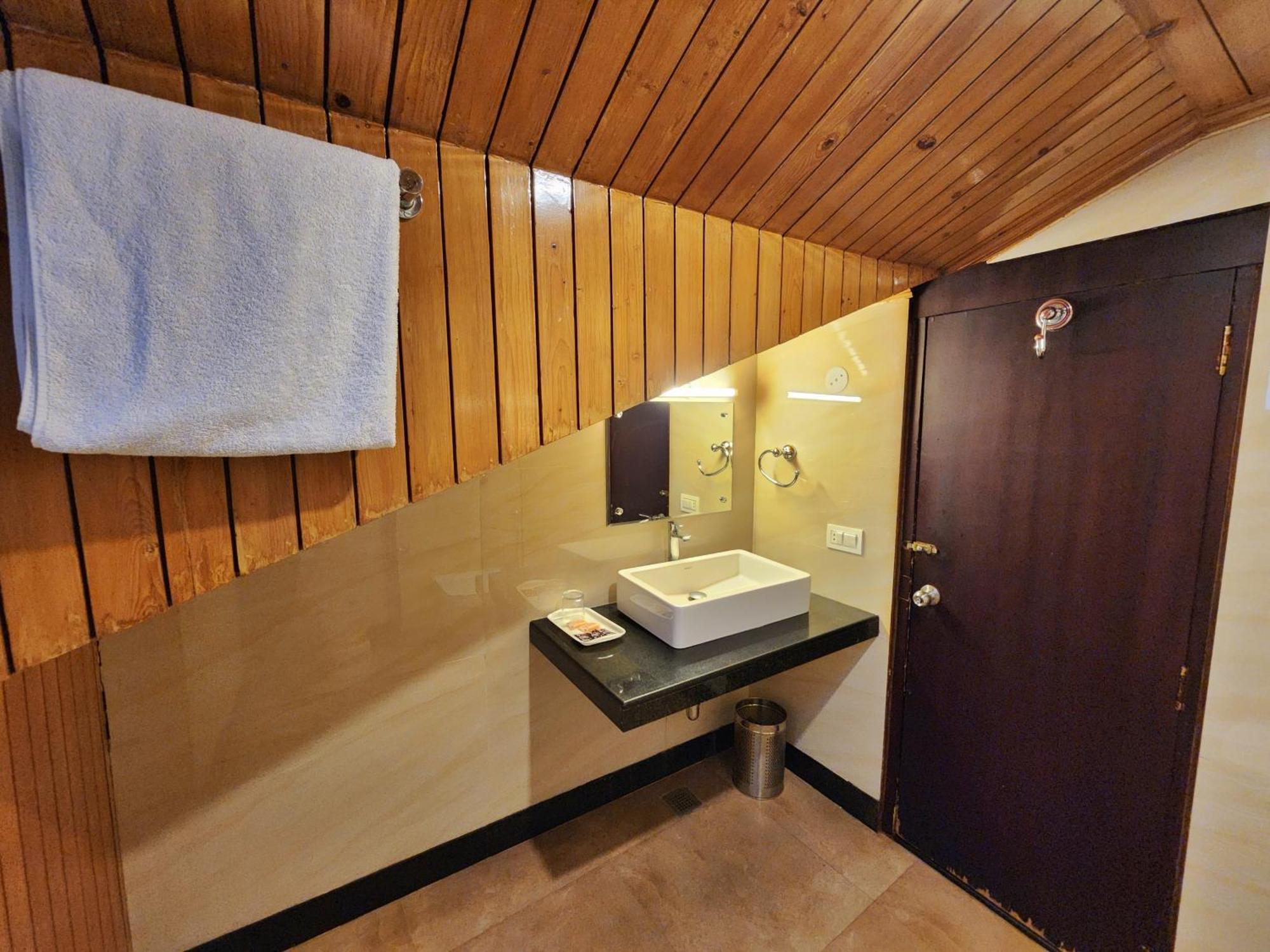 Hotel Surya シムラー エクステリア 写真
